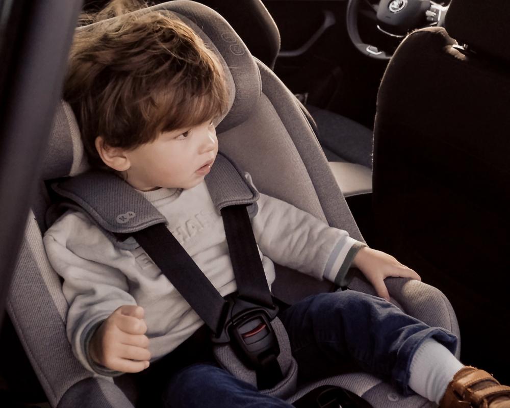 Un bambino seduto nel seggiolino I-GUARD installato in auto